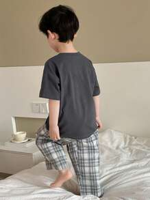 Dazy Kids 2 件套幼儿男童圆领字母印花短袖针织 T 恤和编织格子裤休闲装，春夏 - 黑與白 - 查看 2