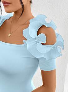 SHEIN Privé Camiseta ajustada de cuello de aro con adorno de tachuelas, diseño en X hueco y volante