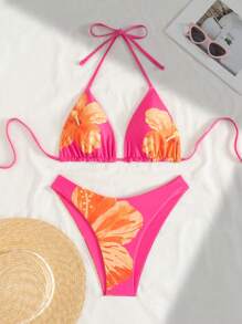 Swim Mod Set bikini da donna composto da un top con spalline e schiena scoperta decorato con stampe colorate e un abbinato pantaloncino corto con fantasia floreale, adatto per le vacanze primavera