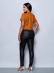 SOLERSUN 女士纯色 V 领金属纽扣不对称下摆优雅短袖衬衫 - 鏽棕色 - 查看 2