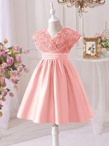 SHEIN 年轻女孩 3D 玫瑰花装饰连衣裙无袖纯色 V 领 A 字裙，酒红色，可爱优雅甜美时尚，适合派对、节日和生日穿着，适合家庭度假、妈妈和女儿以及姐妹搭配。 - 粉色 - 查看 7