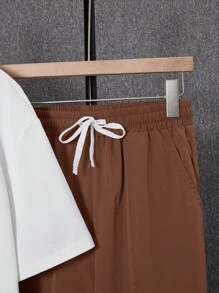 SHEIN 2 件套青少年男孩字母和狮子图案短袖 T 恤和抽绳腰裤套装，春季服装；青少年男孩服装；青少年男孩夹克，春季开学 - 棕色 - 查看 3