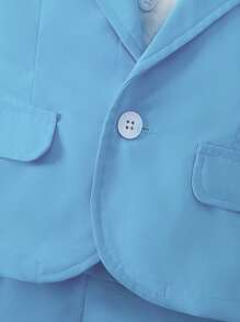 SHEIN Set casual da due pezzi in blu per bambino maschio, composto da una giacca blazer a maniche corte in blu chiaro e pantaloncini abbinati. I bottoni bianchi sottolineano il blazer in blu chiaro con scollo a V e linee morbide che valorizzano la silhouette mantenendo un aspetto rilassato. I pantaloncini con vestibilità morbida permettono movimenti confortevoli, adatti per festival, matrimoni, invitati a matrimoni, paggetti e uso quotidiano - celeste - Visualizzare 5