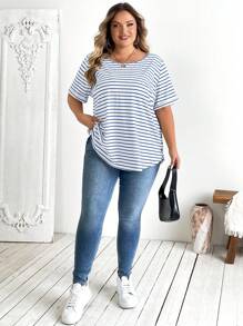 SHEIN CURVE+ 大码条纹印花圆领短袖休闲 T 恤，适合日常穿着和旅行