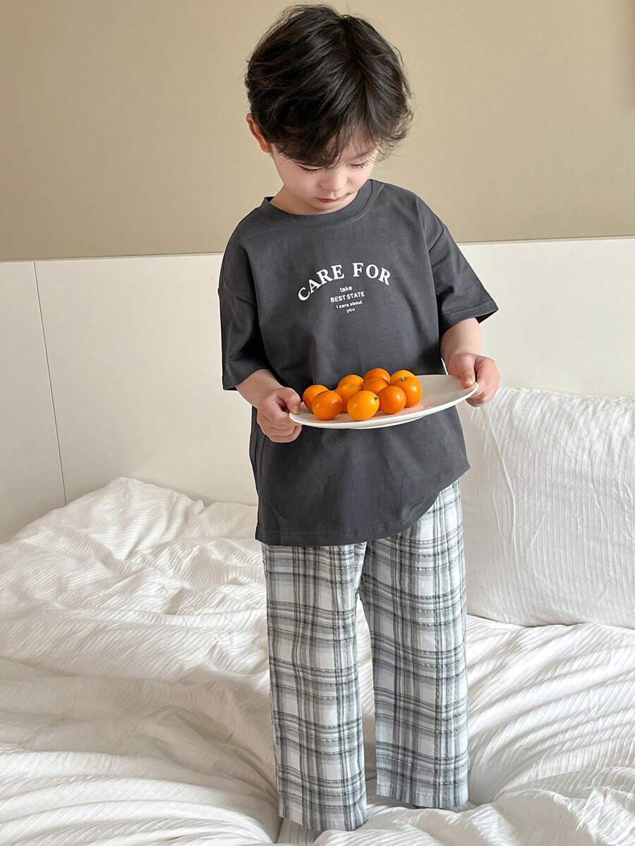 Dazy Kids 2 件套幼儿男童圆领字母印花短袖针织 T 恤和编织格子裤休闲装，春夏 - 黑與白 - 查看 1