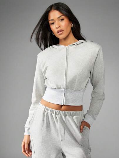 MISSGUIDED Sudadera con capucha y cremallera corta con hombreras, ropa de estar en casa deportiva, deporte casual, moda deportiva, ropa urbana, ropa deportiva de entretiempo, esencial del gimnasio