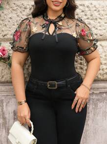 SHEIN Clasi 曲线款加大码优雅黑色系带领通勤风花卉刺绣网纱拼接浪漫优雅T恤，适合外出、情人节、情侣、夏季、春季、复古、工作场合。 - 黑色 - 查看 3