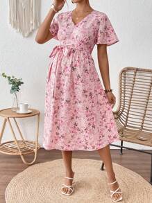 SHEIN Vestido casual de vacaciones con estampado floral, cuello en V, volantes y mangas cortas para embarazadas - Rosa - Ver 6