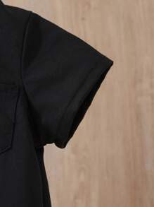 SHEIN 婴幼儿男孩传统休闲白色短袖立领纽扣半开前口袋长袍上衣，蕾丝花边，开衩设计，阿拉伯长袍，伊斯兰服装，卡夫坦，沙特服装，斋月礼服长袍，适合所有季节，3M-3T，派对，度假，洗礼，生日，周年纪念，斋月，婚礼 - 黑色 - 查看 5