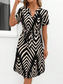 SHEIN Clasi 女士优雅通勤休闲几何图案 V 领收腰宽松短袖迷你连衣裙 - 黑色 - 查看 3