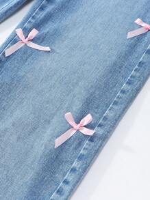 SHEIN Sparklyn Jeans holgados y cómodos de pierna acampanada de estilo ligero y casual con decoración de lazo rosa hecho a mano para niña preadolescente, con un estilo dulce y encantador para vacaciones - Azul lavado medio - Ver 3