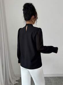 Modelyn Blusa de manga larga negra con cuello de perlas sueltas y diseño en contraste - Negro - Ver 2