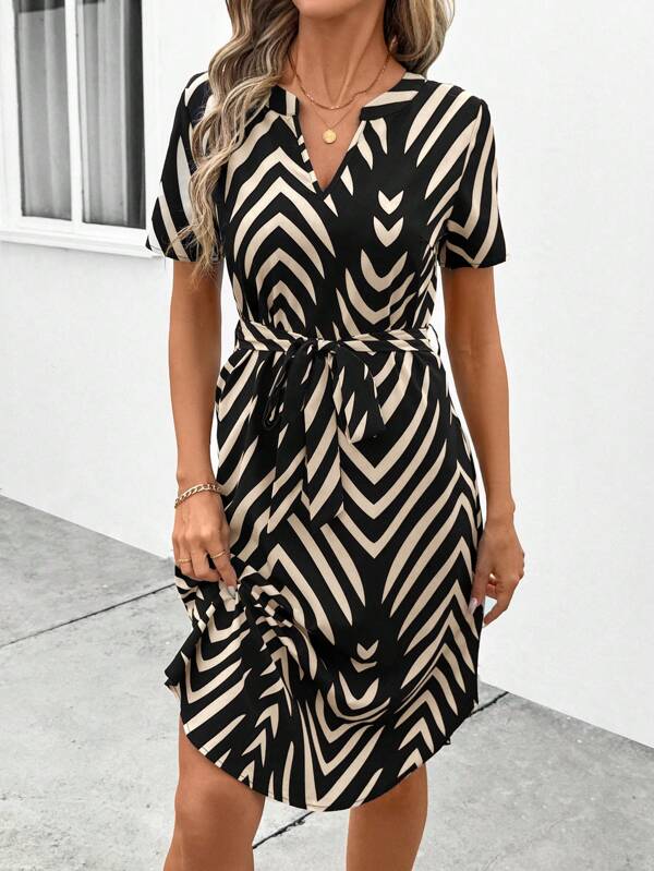 SHEIN Clasi Elegante damesjurk met geometrisch patroon, V-hals, getailleerde taille, losse korte mouwen en een getailleerde taille.