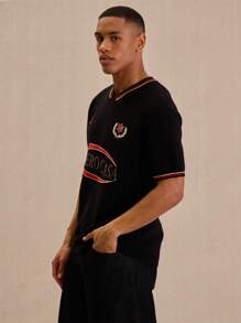Musero Camiseta de fútbol con cuello en V y parche tejido con eslogan para hombres - Negro - Ver 2