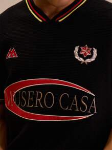 Musero Camiseta de fútbol con cuello en V y parche tejido con eslogan para hombres - Negro - Ver 6