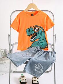 SHEIN 2 bucăți/Set Băiețel Copii Comozi și Casual Zilnic Drăguț Dinozaur Model Portocaliu Tricotat Top Tricou cu mâneci scurte și Set de pantaloni scurți din denim, Potrivit pentru anotimpurile de primăvară și vară, viața de zi cu zi, sport, campus, adunări, festivaluri, spectacole, fotografie, sezonul înapoi la școală