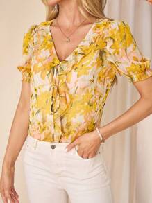 SHEIN Clasi 春夏浪漫黄色花朵金色线条薄纱雪纺V领短袖荷叶边下摆修身女式衬衫，夏季女式上衣，优雅女式衬衫，适合婚礼宾客穿着。 - 黃色 - 查看 4