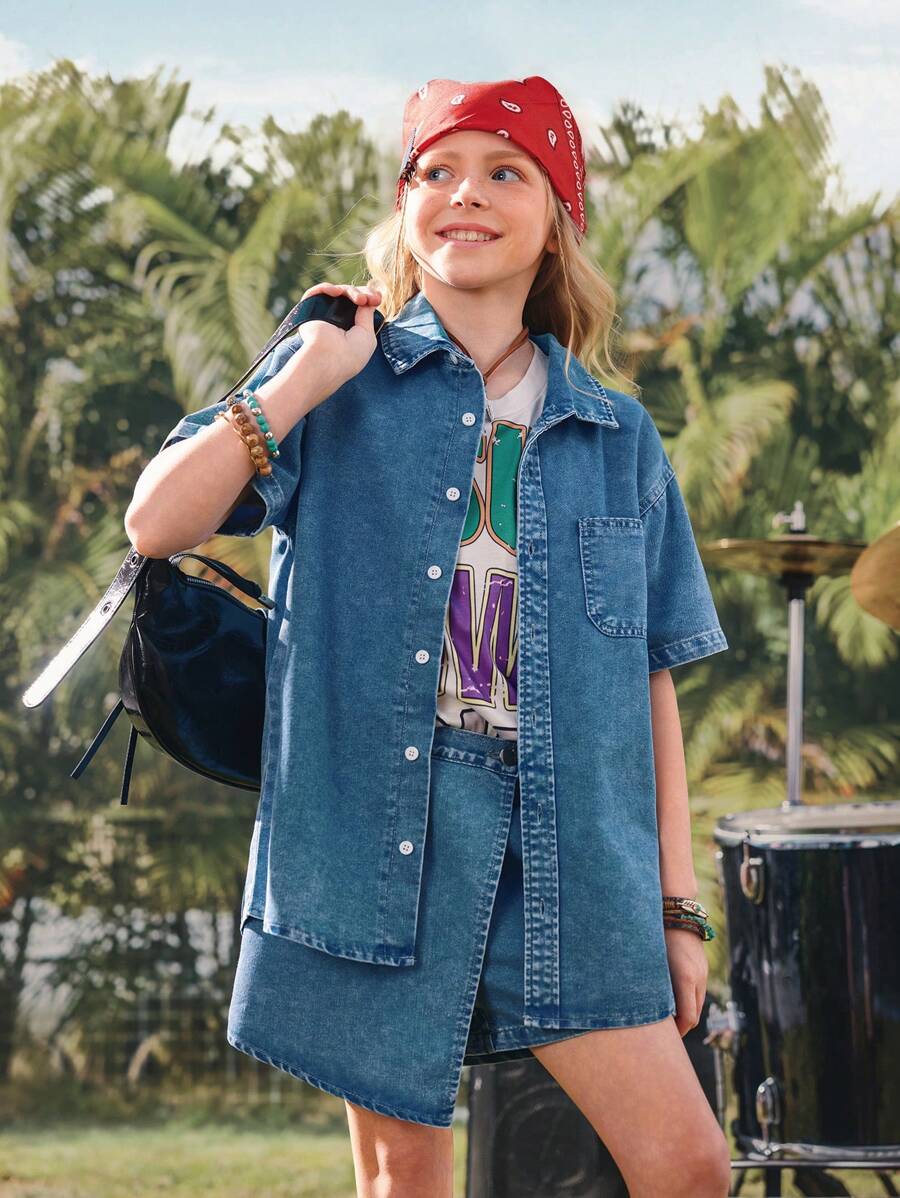 SHEIN 女孩休闲浅色洗水牛仔衬衫，小口袋设计，宽松牛仔短裙，简约时尚日常穿着 - 淺色水洗藍 - 查看 1