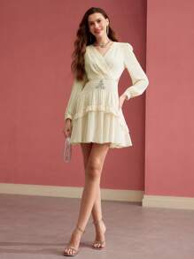 MOTF PREMIUM 水钻细节荷叶边连衣裙，情人节装 - 杏色 - 查看 3