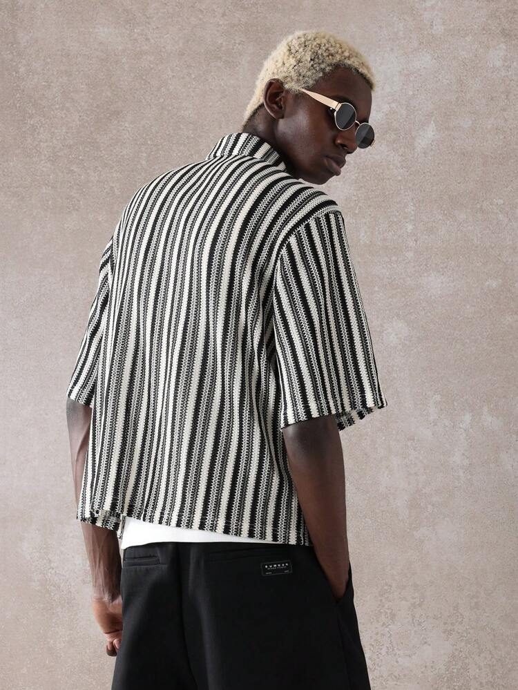 Gestricktes, gestreiftes Button-Down-Kurzarmhemd