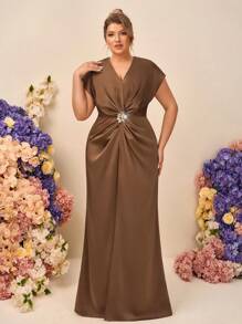 SHEIN Belle Plus Size Elegant Romantic V-Neck Pleated Waist Metal Buckle Decor Short Sleeve Split A-Line Bridesmaid Dress, Coffee Color - Coffee - View 5