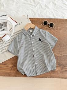 SHEIN قميص قصير الأكمام مخطط ذو ياقة مناسب للفتى الشاب، بتصميم كاجوال وكلية مريح وعملي وشامل، مناسب للعودة إلى المدرسة، وحفلات عيد الميلاد والمساء والمناسبات والزفاف والمعمودية والافتتاحيات، مناسب للاستخدام اليومي والمدرسة والسفر والرياضة، مناسب للربيع والصيف