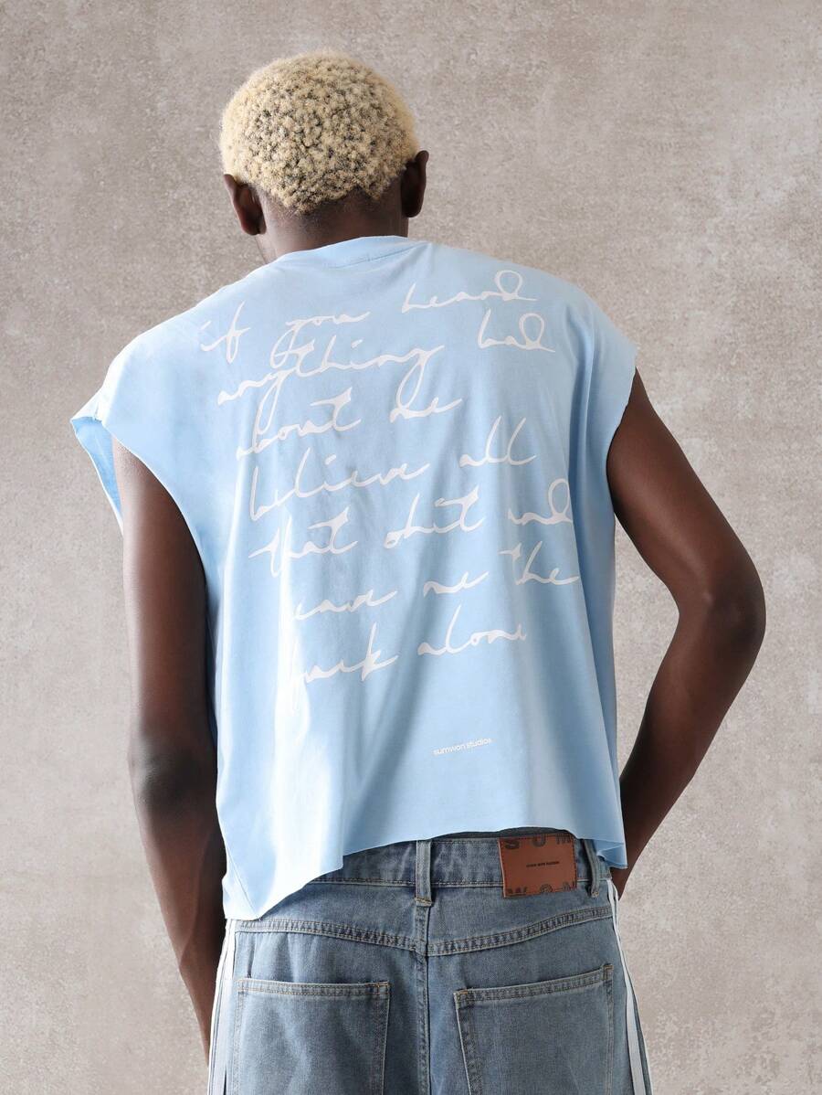 SUMWON Camiseta de tirantes holgada de estilo urbano con estampado de caligrafía manual, ajuste suelto, sin mangas, de verano, de moda casual de calle, minimalista, con borde crudo para entrenamiento. - Celeste - Ver 1