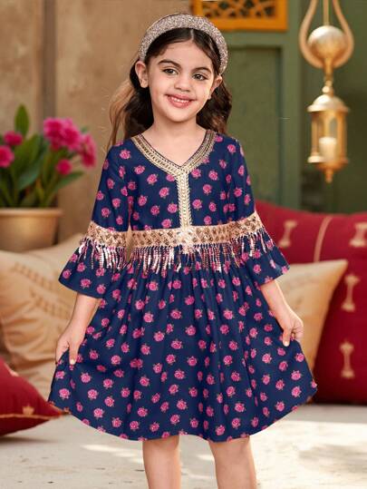 SHEIN Vestido ajustado con cuello en V con estampado floral diminuto tejido y adorno de flecos para niña joven