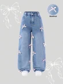 SHEIN Sparklyn Jeans holgados y cómodos de pierna acampanada de estilo ligero y casual con decoración de lazo rosa hecho a mano para niña preadolescente, con un estilo dulce y encantador para vacaciones - Azul lavado medio - Ver 1