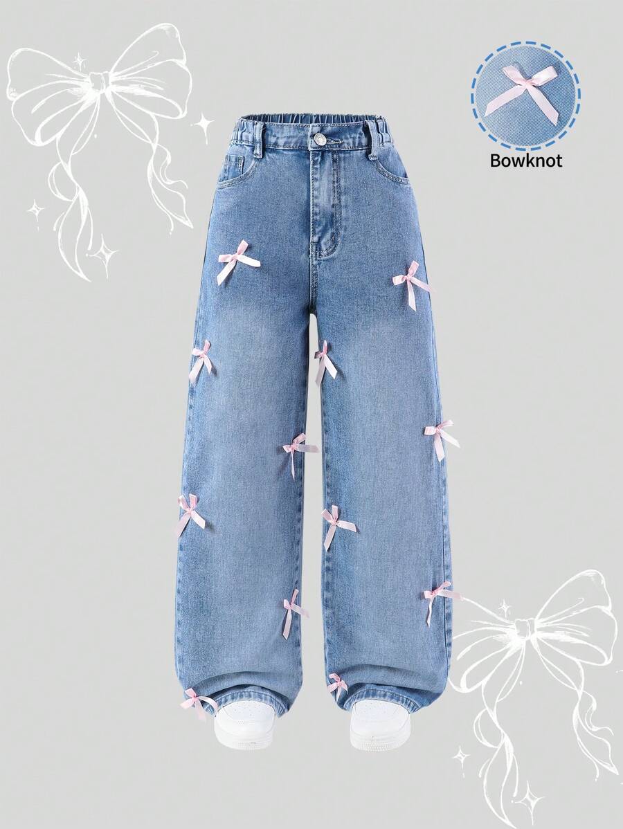 SHEIN Sparklyn Jeans holgados y cómodos de pierna acampanada de estilo ligero y casual con decoración de lazo rosa hecho a mano para niña preadolescente, con un estilo dulce y encantador para vacaciones - Azul lavado medio - Ver 1