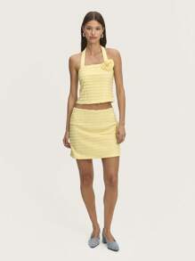 Nöista Top halter de jacquard amarillo pastel con broche de flor, diseñado para realzar tu figura. Perfecto para el verano, se combina hermosamente con la falda a juego para un look chic.