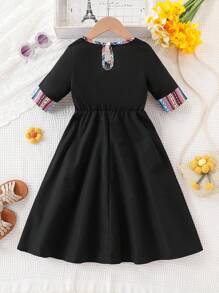 夏季新款少女装适合 4-7 岁，休闲日常海滩度假旅行波西米亚风连衣裙，V 领收腰复古印花 - 黑色 - 查看 2