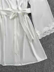 SilkySpell Juego de 4 piezas: Vestido de satén con escote en V bordado + Camiseta y pantalones cortos + Bata de baño