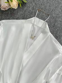SilkySpell Juego de 4 piezas: Vestido de satén con escote en V bordado + Camiseta y pantalones cortos + Bata de baño