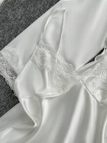 SilkySpell Juego de 4 piezas: Vestido de satén con escote en V bordado + Camiseta y pantalones cortos + Bata de baño