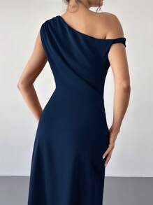 Firerie 新款优雅百搭不对称肩部红色连衣裙，缎面面料不对称下摆，女士连衣裙