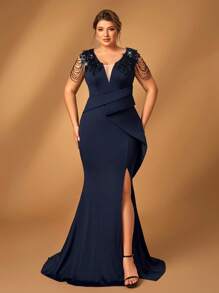 Serin Elegantes Abendkleid in Marineblau für große Größen mit V-Ausschnitt, Applikationen an den Schultern, Rüschensaum, hohem Schlitz und Meerjungfrau-Silhouette mit Schleppe für Mütter