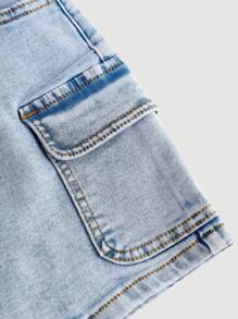 SHEIN Girlism 青少年女孩 Y2K 夏季时尚两件套露肩牛仔短款上衣和翻盖口袋牛仔迷你工装裙套装，女孩夏季早午餐毕业装，度假海滩休闲装，青少年女孩，乡村音乐会装/狂欢节街头装 - 淺色水洗藍 - 查看 4