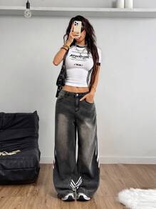 Coolane 女士街头风格酷白上衣，带字母印花的篮球运动衫设计，撞色饰边和纹理面料，修身夏季 T 恤，青春是勇敢、大胆和冒险的时候，不要等待机会，自己创造机会，冒险保持狂野，自由精神是跟随他们的心和直觉的人，不怕冒险，追求他们的梦想，相信