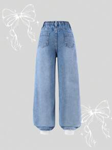 SHEIN Sparklyn Jeans holgados y cómodos de pierna acampanada de estilo ligero y casual con decoración de lazo rosa hecho a mano para niña preadolescente, con un estilo dulce y encantador para vacaciones - Azul lavado medio - Ver 2