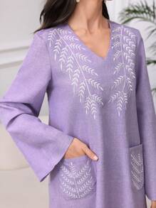 Al Najma 女士植物刺绣双口袋长袖休闲阿拉伯风格连衣裙，朴素的卡夫坦 - 紫色 - 查看 2