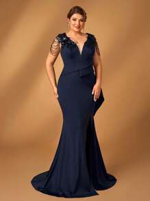 Serin Elegantes Abendkleid in Marineblau für große Größen mit V-Ausschnitt, Applikationen an den Schultern, Rüschensaum, hohem Schlitz und Meerjungfrau-Silhouette mit Schleppe für Mütter