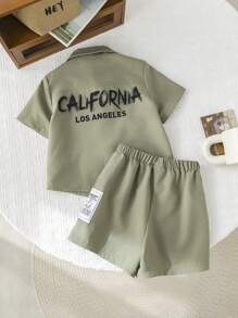 SHEIN Leap Crew 2 Stücke/Set lässiger College Stil bequemer vielseitiger Buchstaben Dekor Kurzarmhemd mit weitem Kragen & Shorts mit elastischem Bund, geeignet für Frühlings- und Sommerausflüge, Partys, für Baby Jungen/Mädchen - Grün - Übersicht 1