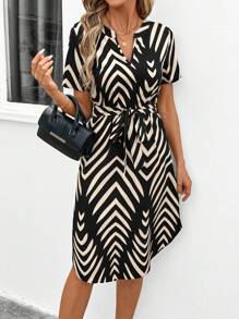 SHEIN Clasi 女士优雅通勤休闲几何图案 V 领收腰宽松短袖迷你连衣裙 - 黑色 - 查看 5