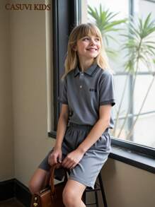 SHEIN Explorewe 2 件女童服装 - 灰色 Polo 衫和图案印花短裤套装，休闲校园风格百搭日常和运动装，适合春夏季 - 灰色 - 查看 4
