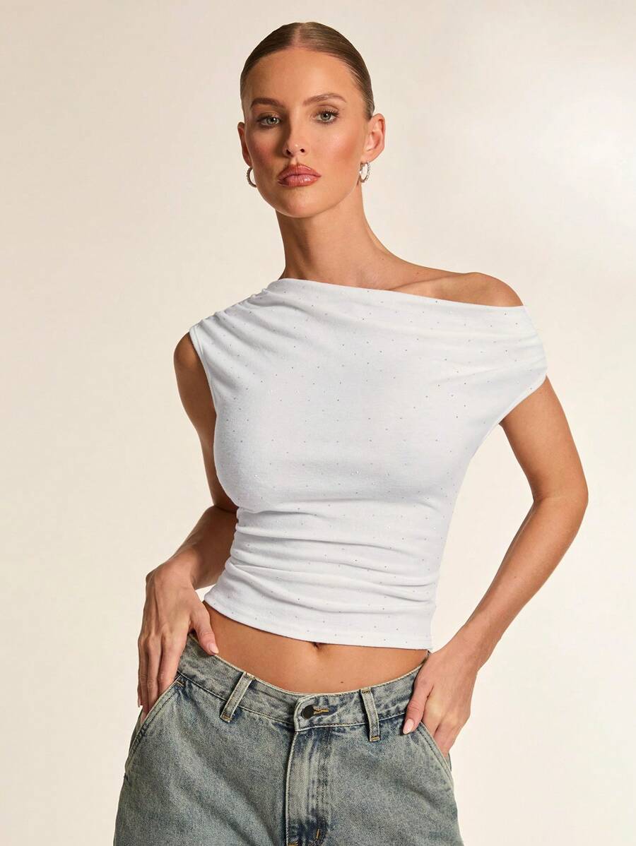 Glamine 女士白色褶皱修身不对称肩部装饰T恤，一体式领口和短袖设计，简约日常穿搭，夏季上衣，白色上衣，露脐上衣 - 白色 - 查看 1