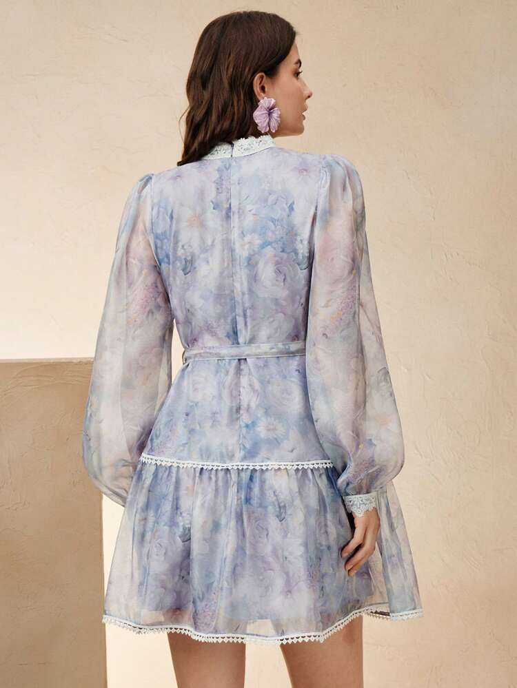 Sukienka damska z długim rękawem i marszczonym pasem w kolorze żółtym z kwiatowym nadrukiem, stylizacje na wiosnę/lato na randkę, wakacje, festiwal, na co dzień