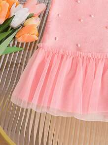 SHEIN Playful Pals Newly Launched! Young Girl Sleeveless Dress In A Stylish And Elegant Debutante Style. Features A Round Neck With Delicate Tulle Splicing, Hand - Sewn Beads, And A Tulle - Trimmed Hem. It Combines Comfort, Fashion Exuding A Sweet And Cute Charm.