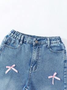 SHEIN Sparklyn Jeans holgados y cómodos de pierna acampanada de estilo ligero y casual con decoración de lazo rosa hecho a mano para niña preadolescente, con un estilo dulce y encantador para vacaciones - Azul lavado medio - Ver 4
