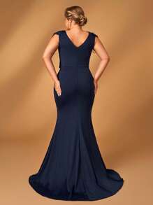 Serin Elegantes Abendkleid in Marineblau für große Größen mit V-Ausschnitt, Applikationen an den Schultern, Rüschensaum, hohem Schlitz und Meerjungfrau-Silhouette mit Schleppe für Mütter